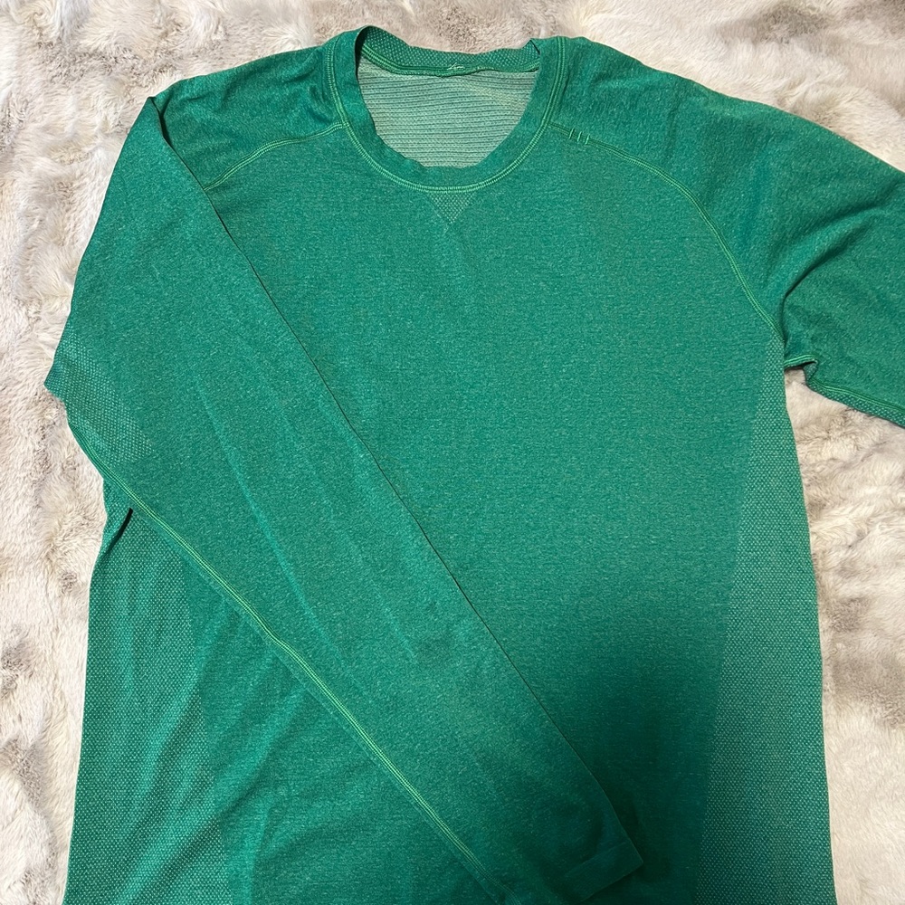 Men’s lululemon long sleeve shirt size medium